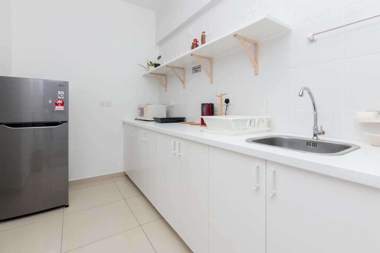 White Lagom Scandinavian House, By Sanguine Apartment Tanjung Tokong Екстериор снимка
